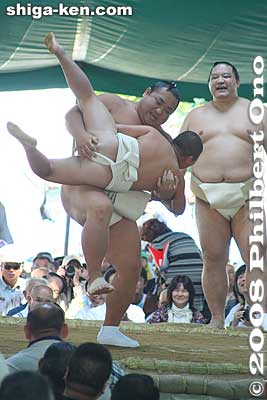 Chiyotaikai and kid
Keywords: shiga maibara sumo exhibition tournament wrestlers rikishi ozumo 