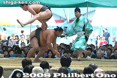 A comedic sumo called shokkiri. 初切
Keywords: shiga maibara sumo exhibition tournament wrestlers rikishi ozumo maibarasumo