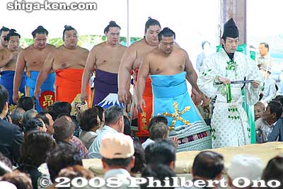 At around 1 pm, the Ring-entering ceremony by Juryo wrestlers on the east side. 十両土俵入り
Keywords: shiga maibara sumo exhibition tournament wrestlers rikishi ozumo 