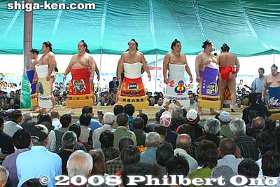 Dohyo-iri Ring-entering ceremony by Juryo wrestlers on the west side.
Keywords: shiga maibara sumo exhibition tournament wrestlers rikishi ozumo 