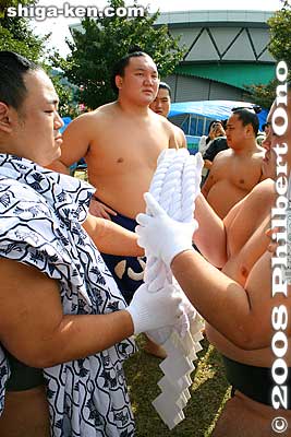 Yokozuna Hakuho and his yokozuna rope belt.
Keywords: shiga maibara sumo exhibition tournament wrestlers rikishi ozumo Yokozuna Hakuho japansumo maibarasumo
