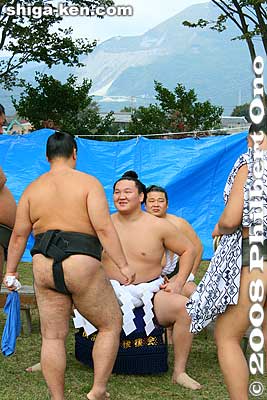 Yokozuna Hakuho rests until it's time for his dohyo-iri ring-entering ceremony. Behind is Mt. Ibuki.
Keywords: shiga maibara sumo exhibition tournament wrestlers rikishi ozumo japansumo maibarasumo