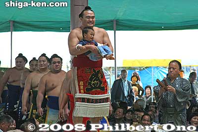 Takamisakari carried a little boy (crying) from Maibara during the ring-entering ceremony.
Keywords: shiga maibara sumo exhibition tournament wrestlers rikishi ozumo japansumo maibarasumo