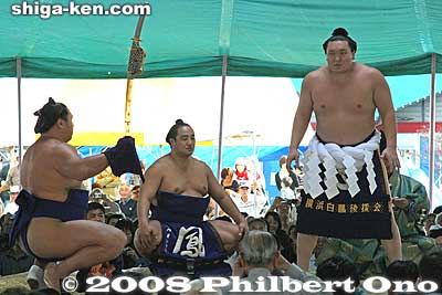 Yokozuna Hakuho performs the yokozuna dohyo-iri ring-entering ceremony.
Keywords: shiga maibara sumo exhibition tournament wrestlers rikishi ozumo yokozuna dohyo-iri