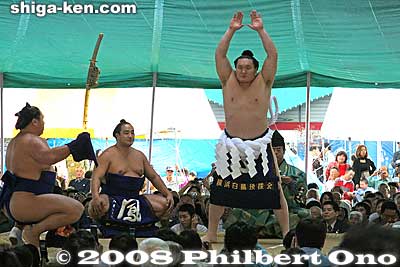 Yokozuna Hakuho performs the yokozuna dohyo-iri ring-entering ceremony.
Keywords: shiga maibara sumo exhibition tournament wrestlers rikishi ozumo yokozuna dohyo-iri maibarasumo