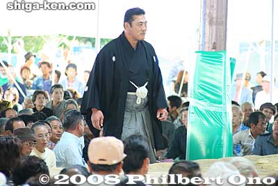 Now the top-division Makunouchi wrestlers start to fight. The judges enter. This is former Ozeki Kirishima.
Keywords: shiga maibara sumo exhibition tournament wrestlers rikishi ozumo
