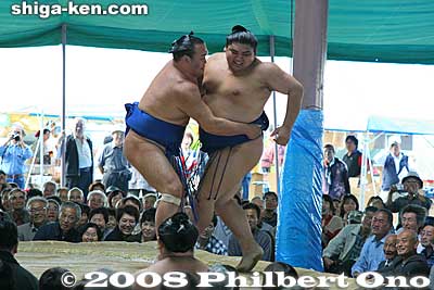 Takamisakari wins. He declined to sign any autographs, and just ran back to the dressing room. He must be tired of being mobbed all the time.
Keywords: shiga maibara sumo exhibition tournament wrestlers rikishi ozumo maibarasumo