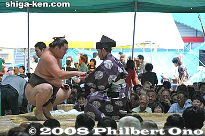 Hakuho won
Keywords: shiga maibara sumo exhibition tournament wrestlers rikishi ozumo maibarasumo
