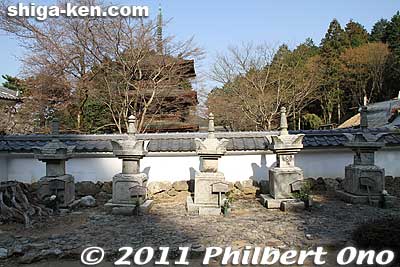 Graves of the Tadotsu Clan (多度津藩), a branch of the Kyogoku who ruled in Marugame. From left to right, Kyogoku Takateru (高琢), Takakata (高賢), Takabumi (高文), Takayoshi (高慶), and Takamichi (高通). 
National Historic Site
Keywords: shiga maibara kashiwabara kiyotaki tokugenin temple kyogoku clan graves cemetery shigabesthist