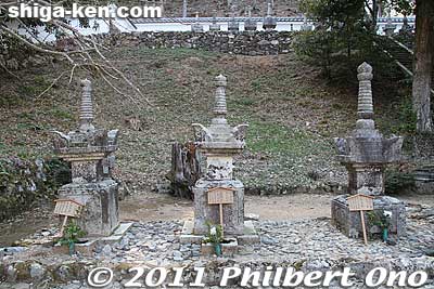 Graves of Kyogoku Takayoshi (京極 高美), Takatoo (京極 高迢), and Takamasa (京極高政). They were much less prominent.
Keywords: shiga maibara kashiwabara kiyotaki tokugenin temple kyogoku clan graves cemetery