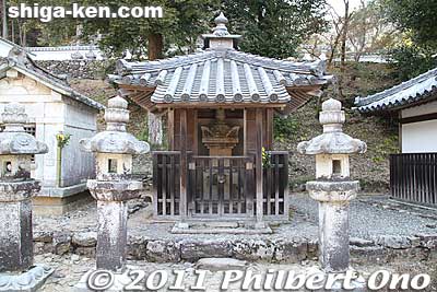Kyogoku Takanori's (1718-1763) grave. He was the fourth lord of Marugame in Shikoku. 京極高矩
Keywords: shiga maibara kashiwabara kiyotaki tokugenin temple kyogoku clan graves cemetery