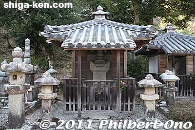 Grave of Kyogoku Takatoyo, second lord of Marugame in Shikoku. 京極高豊
Keywords: shiga maibara kashiwabara kiyotaki tokugenin temple kyogoku clan graves cemetery