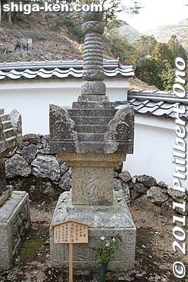 The first Kyogoku grave, that of Ujinobu, the founder of the Kyogoku Clan. 氏信
Keywords: shiga maibara kashiwabara kiyotaki tokugenin temple kyogoku clan graves cemetery