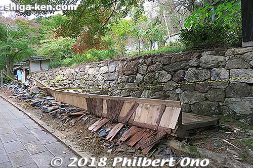 In Sept. 2018, this front wall of Tokugen-in temple collapsed due to a strong typhoon. It fell face down as the winds blew from behind.
Keywords: shiga maibara kashiwabara kiyotaki tokugen-in temple collapsed wall