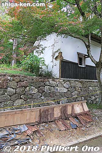 The wall tore off from this storehouse.
Keywords: shiga maibara kashiwabara kiyotaki tokugen-in temple collapsed wall