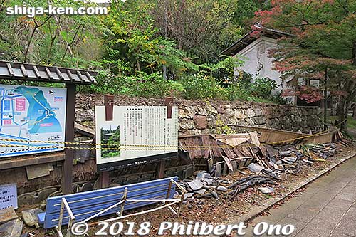 The temple wall also hit and slightly damaged the temple's tourist signs.
Keywords: shiga maibara kashiwabara kiyotaki tokugen-in temple collapsed wall
