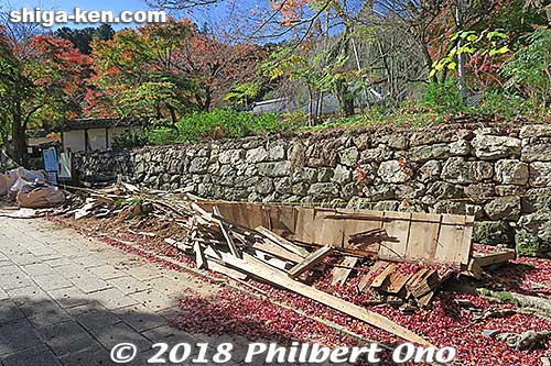 So two of my friends and I volunteered to remove the fallen wall in mid-Nov. 2018. One friend John W. is an American experienced in disaster cleanups. Other friend was a nearby resident who had a handy chain saw. 
We were advised to take apart the wall and separate the materials into large bags and piles. 
Keywords: shiga maibara kashiwabara kiyotaki tokugen-in temple collapsed wall