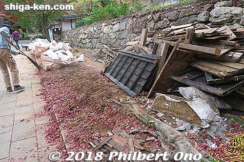 Thescrap wood would be hauled away separately from the waste bags.
Keywords: shiga maibara kashiwabara kiyotaki tokugen-in temple collapsed wall