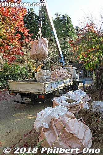 The bags of waste materials were taken away by a crane truck on the fourth day.
Keywords: shiga maibara kashiwabara kiyotaki tokugen-in temple collapsed wall