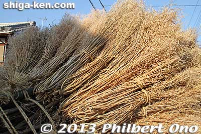 Some 400 bundles of rapeseed hulls are used for the 12 torch heads. The torch head smells like tatami mat.
Keywords: shiga moriyama katsube shinto shrine fire festival matsuri
