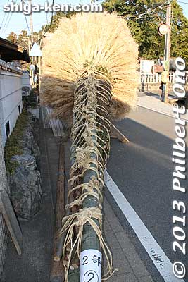 The torches are about 5 meters long and weigh over 400 kg.
Keywords: shiga moriyama katsube shinto shrine fire festival matsuri