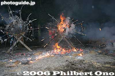 The giant torches burnt out within 10 minutes.
Keywords: shiga prefecture moriyama shinto shrine fire festival