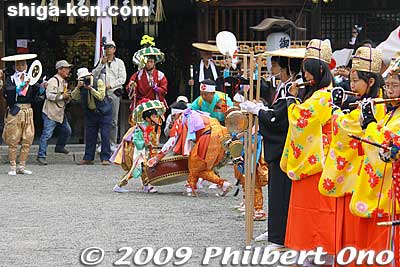 Keywords: shiga moriyama naginata-furi dance matsuri festival children 