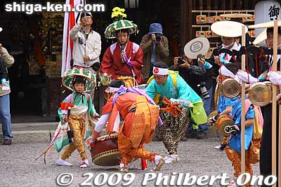This is an Intangible Folk Culture Property.
Keywords: shiga moriyama naginata-furi dance matsuri festival children 