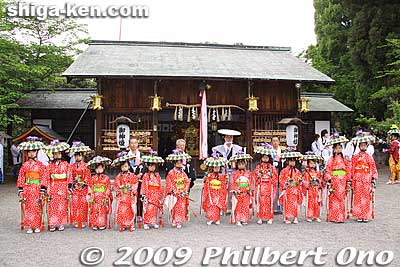 Flower hat girls pose for a picture.
Keywords: shiga moriyama naginata-furi dance matsuri festival children 