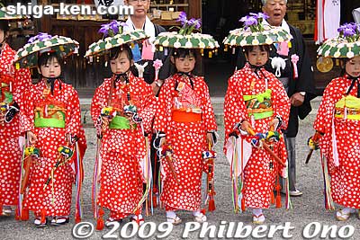 Flower hat dancers at Naginata Matsuri, Moriyama, Shiga Prefecture.
Keywords: shiga moriyama naginata-furi dance matsuri festival children japanchild shigabestmatsuri