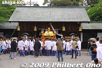 The mikoshi portable shrines are taken out.
Keywords: shiga moriyama naginata-furi dance matsuri festival 