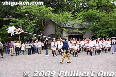 The procession from Ozu Shrine to Ozu Wakamiya Shrine begins.
Keywords: shiga moriyama naginata-furi dance matsuri festival