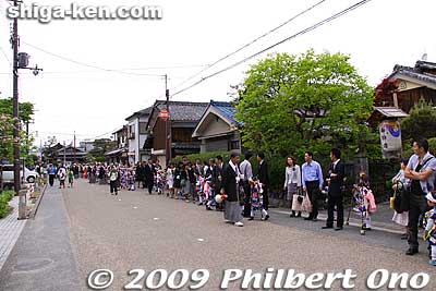 The procession was quite long, when the children were joined by their parents.
Keywords: shiga moriyama naginata-furi dance matsuri festival 
