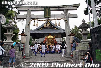 Ozu Wakamiya Jinja Shrine torii. 小津若宮神社
Keywords: shiga moriyama naginata-furi dance matsuri festival