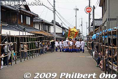 The mikoshi leaves the area amid a spectator-lined road.
Keywords: shiga moriyama naginata-furi dance matsuri festival 
