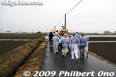 Amid rain, the procession going back to Ozu Shrine.
Keywords: shiga moriyama naginata-furi dance matsuri festival