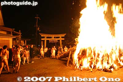 The fire at its peak was very hot to the skin. Sumiyoshi Shrine Fire Festival, Moriyama, Shiga in late Jan.
Keywords: shiga moriyama sumiyoshi shrine fire festival hi matsuri01 shigabestmatsuri