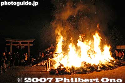 The torches burnt out within a few minutes.
Keywords: shiga moriyama sumiyoshi shrine fire festival hi matsuri
