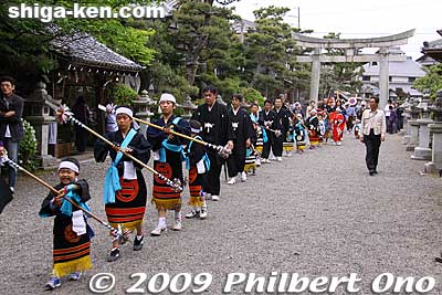 The Sushikiri ceremony was over after about an hour. Then was the Naginata procession.
Keywords: shiga moriyama shimoniikawa jinja shrine sushikiri matsuri festival sushi-kiri 