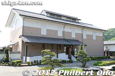 On the left is this modern structure called the Folk Studies Museum or Kyodo Gakushu-kan. It centers on the history of Odani Castle and three generations of the Azai Clan. 郷土学習館
Keywords: shiga nagahama azai clan history folk museum