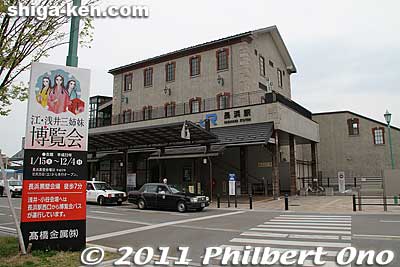 In 2011, the Go and Azai Sisters Expo is publicized everywhere in Nagahama. This is the east side of Nagahama Station.
Keywords: shiga nagahama go azai sisters expo nhk taiga drama train station