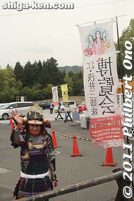 Woman dressed as Azai Nagamasa say Goodbye to the shuttle bus passengers.

