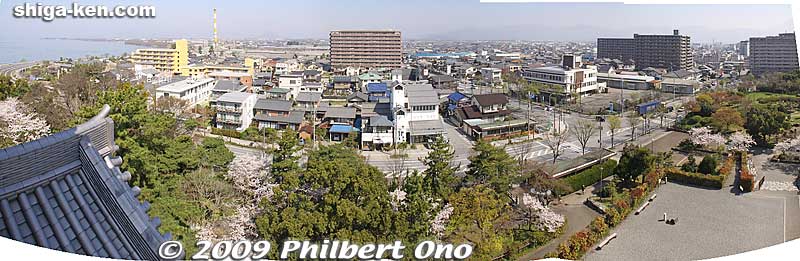 Panorama from the top of Nagahama Castle, looking north and west.
Keywords: shiga nagahama castle tower donjon cherry blossoms sakura flowers 