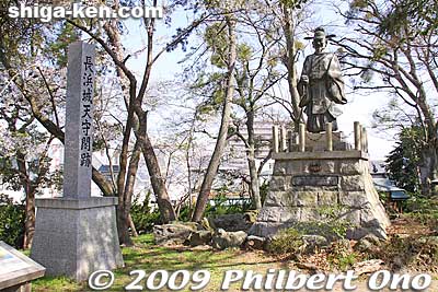 Stone marker and statue of Toyotomi Hideyoshi.
Keywords: shiga nagahama castle 