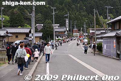 Way to Niu Shrine, near Hashimoto bus stop, about 15 min. by bus from Yogo Station. The Chawan Matsuri festival is held by Niu Shrine. The last time was in May 2003. The festival features three floats, a procession, and sacred dances and music.
Keywords: shiga nagahama yogo chawan matsuri float festival 