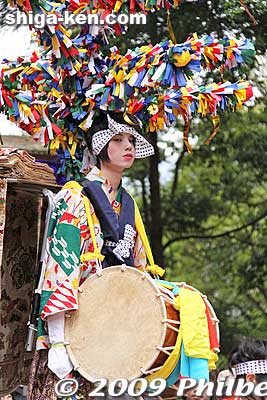 The Chigo-no-Mai dances were to begin at 11 am. The musicians were 12 men and boys called Juni-no-yaku (十二の役) including this drummer of a large taiko drum (Odaiko).
Keywords: shiga nagahama yogo chawan matsuri float festival 