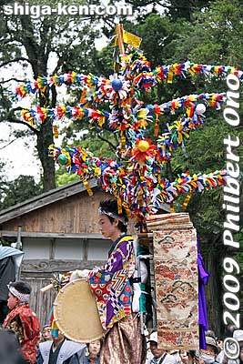 Juni-no-yaku musicians are from the medieval period of Japan, and rarely seen in other festivals. In Shiga, this is the only festival where they appear.
Keywords: shiga nagahama yogo chawan matsuri float festival 
