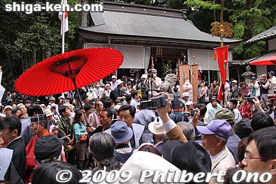 The Shinto ceremony ended and the shrine priest and co. emerged from the shrine and headed to the stage.
Keywords: shiga nagahama yogo chawan matsuri float festival 