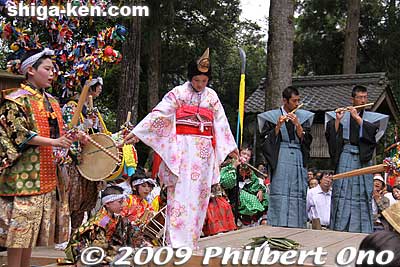 Sacred Child Dance. He holds two batons and later bamboo leaves (on the floor). The juni-yaku musicians provided the music for all the dances. 稚児の舞　神子の舞
Keywords: shiga nagahama yogo chawan matsuri float festival 