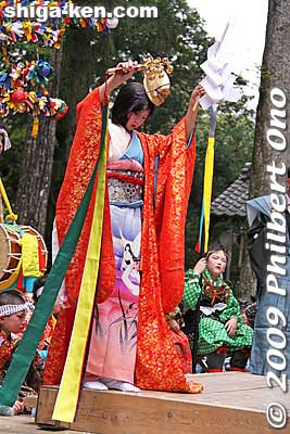These were all boys dancing, and they dance while facing backward. This dancer was skilled even with the long gown in the way of his feet.
Keywords: shiga nagahama yogo chawan matsuri float festival 
